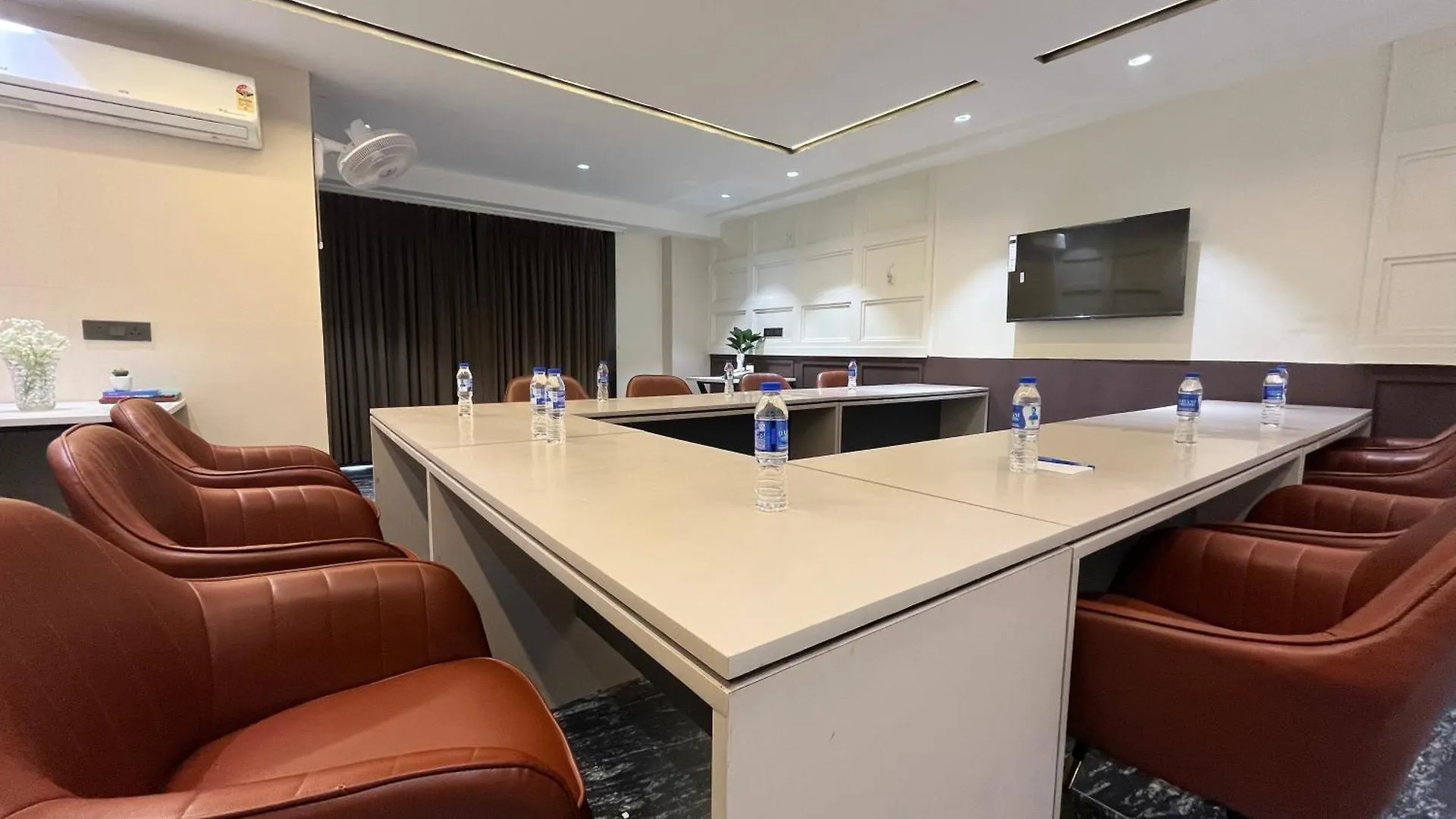 Hotel Orsom Stays Sector 53 Gurgaon