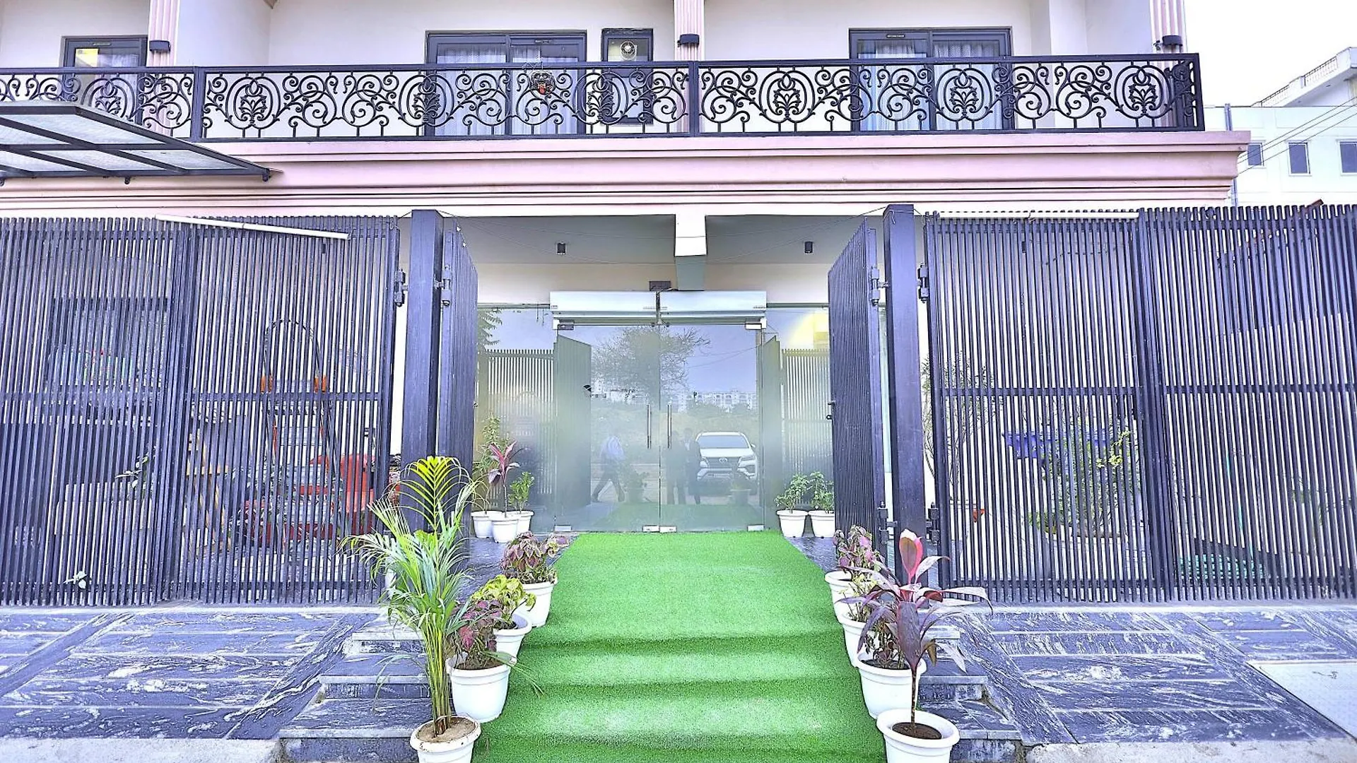 Hotel Orsom Stays Sector 53 Gurgaon